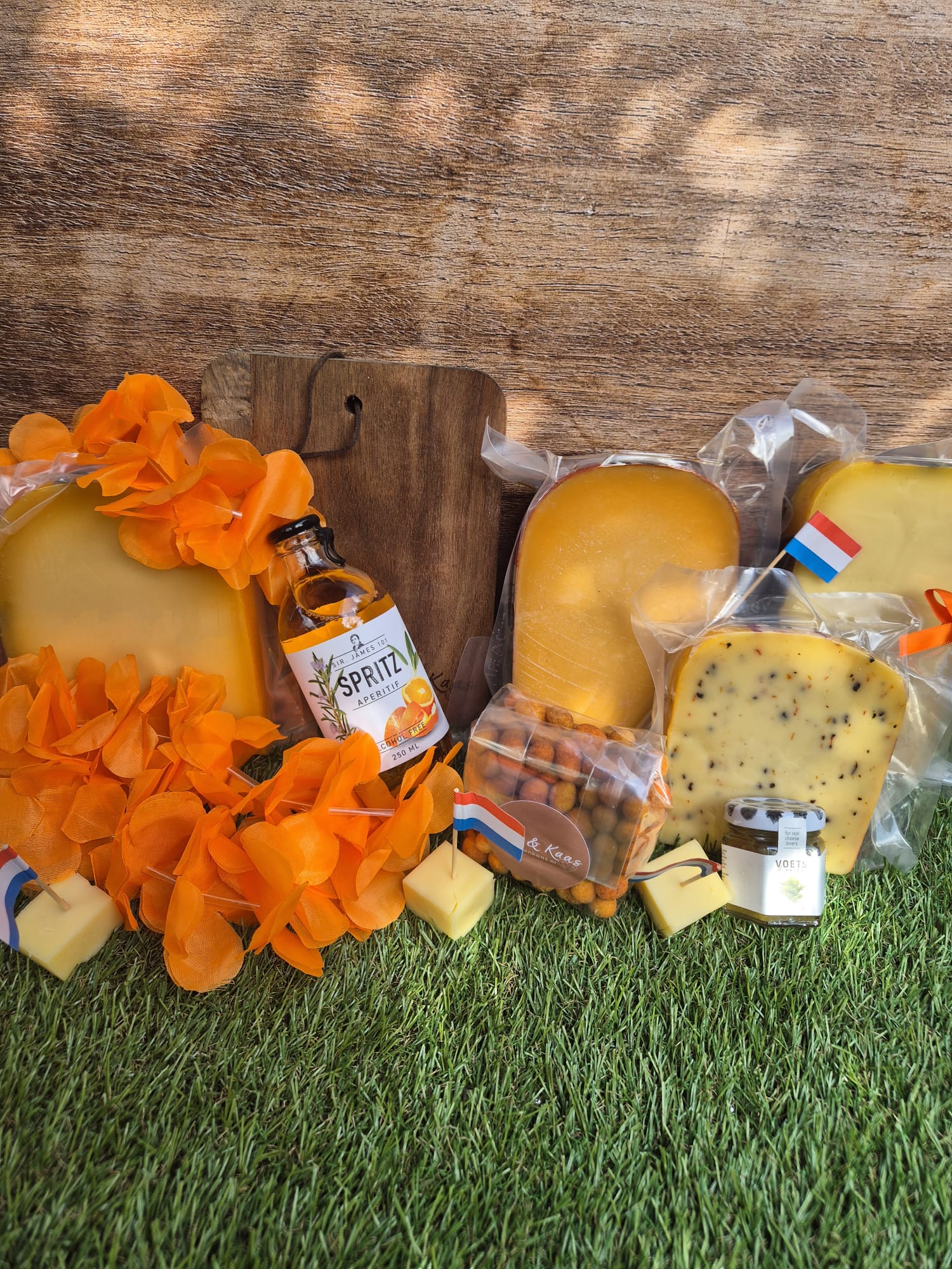 Oranje plank (met alcholvrije Spritz van Sr. James)